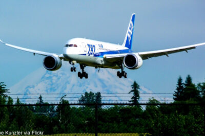 Jetliner landing